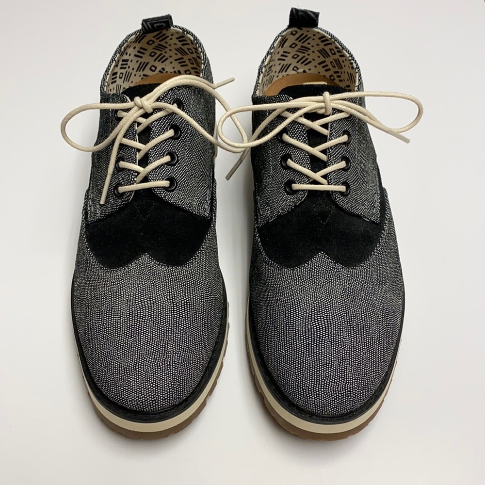 TOMS MEN’S VIBRAM SOLE BROGUES. Size 9